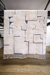 Tapis berbère M’rirt beige & bleu – 304 x 204 cm – Noué main au Maroc