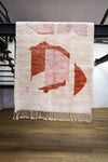 Tapis berbère M’rirt moderne – 241 x 152 cm – Motifs rose et orange sur fond beige